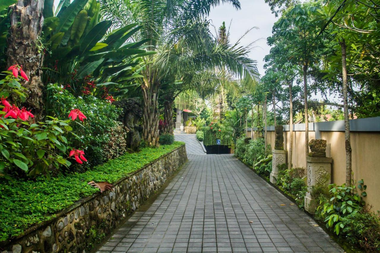 Weda Cita Resort And Spa By Mahaputra Ubud Eksteriør bilde The path leading to the main entrance of the hotel